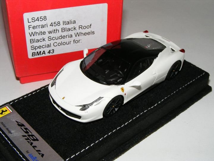1/43 scale Looksmart model of the Ferrari 458 Italia in white with Black  Roof. - 【MR BBR MakeUp LOOKSMART D&Gなどのミニカー専門店】 ヴェルデ