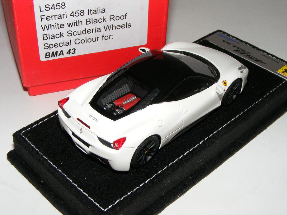 1/43 scale Looksmart model of the Ferrari 458 Italia in white with Black  Roof. - 【MR BBR MakeUp LOOKSMART Du0026Gなどのミニカー専門店】 ヴェルデ