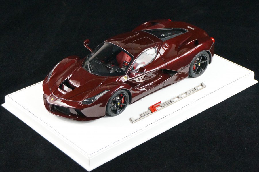 1/18 BBR Ferrari LaFerrari full Red Carbon Fiber Body on White deluxe  leather base - 【MR BBR MakeUp LOOKSMART D&Gなどのミニカー専門店】 ヴェルデ