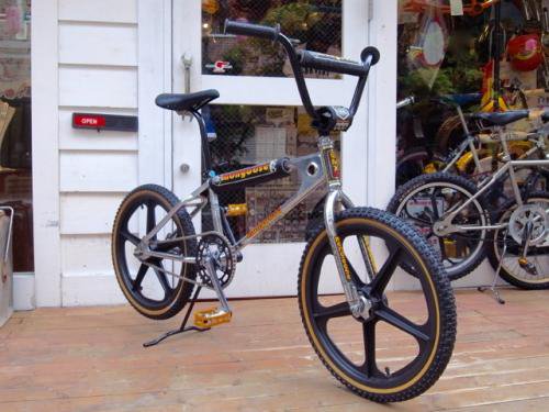 1983 MONGOOSE / CALIFORNIA SPECIAL in BLACK - SCREAMIN'WHEELS