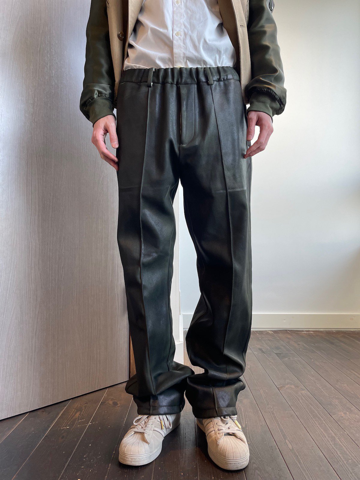 超歓迎された taakk leather like trousers 22ss スラックス