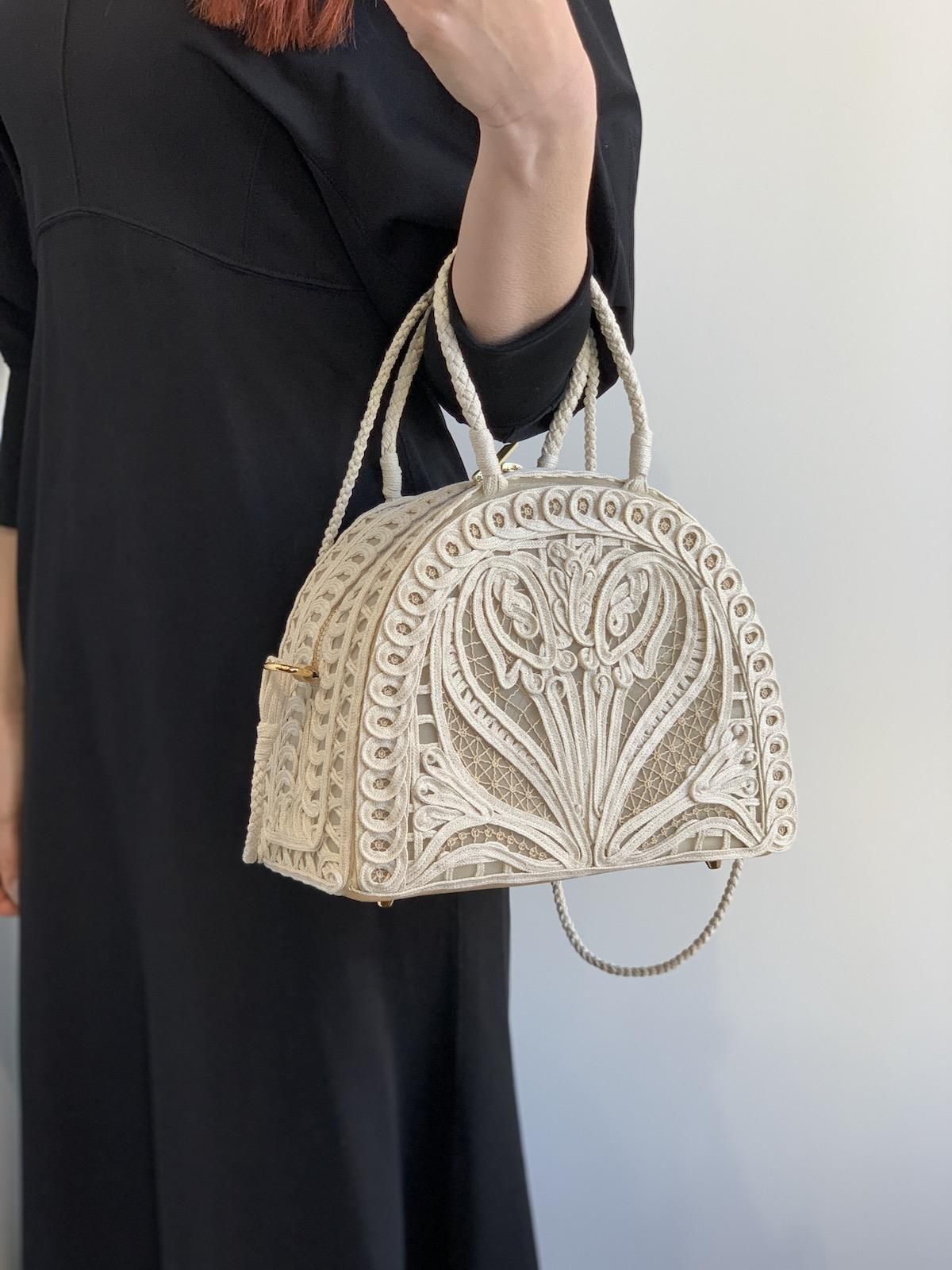 Mame Kurogouchi』コード刺繍半月型ハンドバッグ／Cording Embroidery Demi Lune Handbag (ベージュ)  - Seltie ONLINE STORE