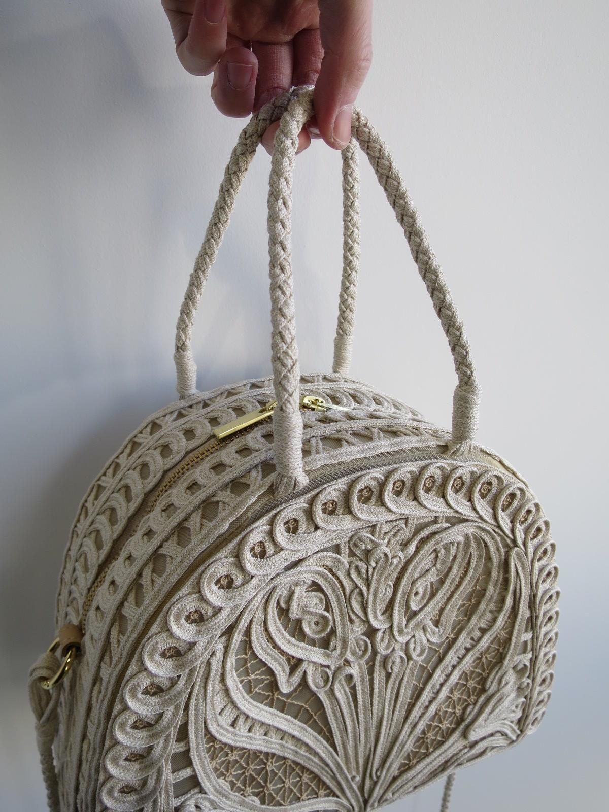 Mame Kurogouchi』コード刺繍半月型ハンドバッグ／Cording Embroidery Demi Lune Handbag (ベージュ)  - Seltie ONLINE STORE