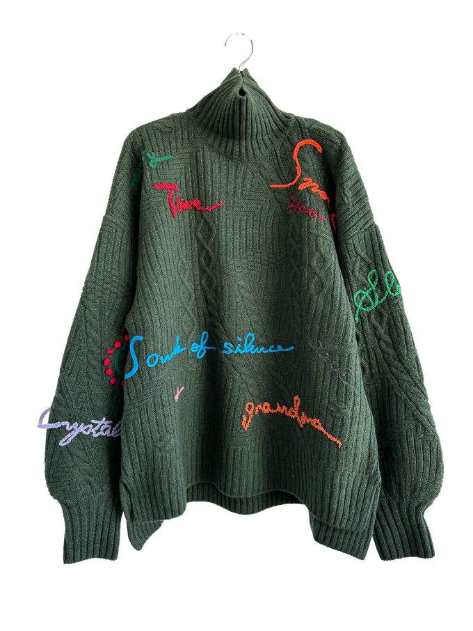『Mame Kurogouchi』ハンドステッチケーブルニットプルオーバー／Cable Knit Pullover with Hand Stitched Letter