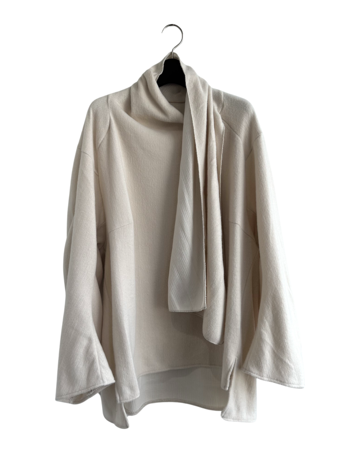 『Mame Kurogouchi』スカーフスタイルニットプルオーバー／Scarf Style Knitted Pullover (ホワイト)