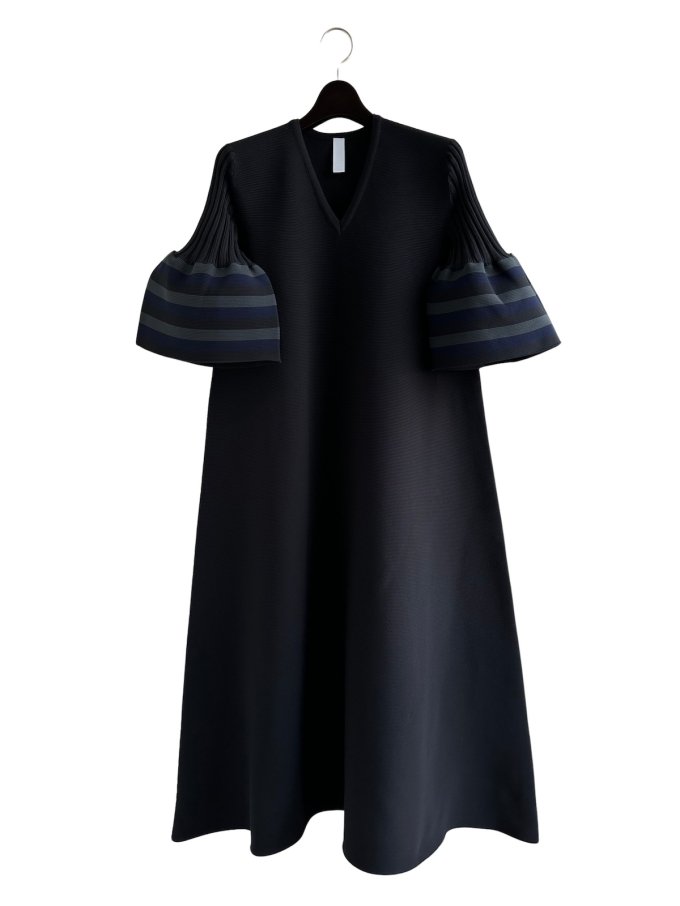『CFCL』POTTERY SHORT BELL SLEEVE FLARE DRESS (ブラックマルチ)