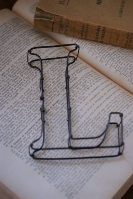 wire sign“L”