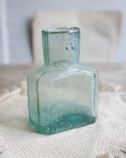 アンティーク　グリーンガラス小瓶瓶.aｃ