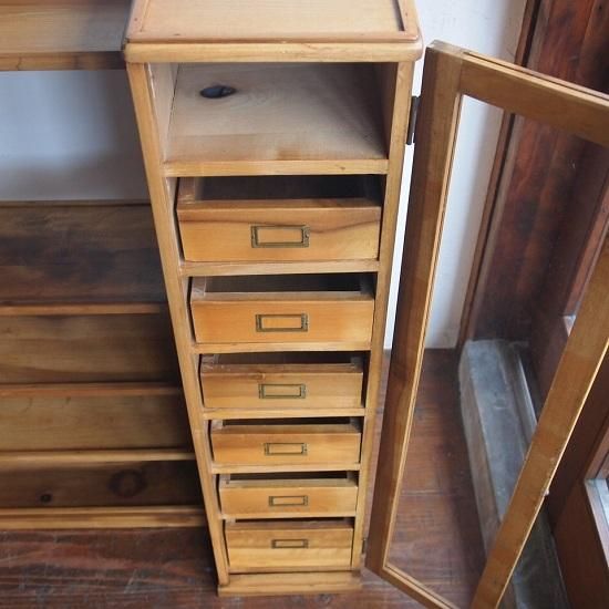 骨董　重厚感あるガラスキャビネット　古家具 ガラスキャビネット - 古家具・古道具 アンティーク家具 kubu