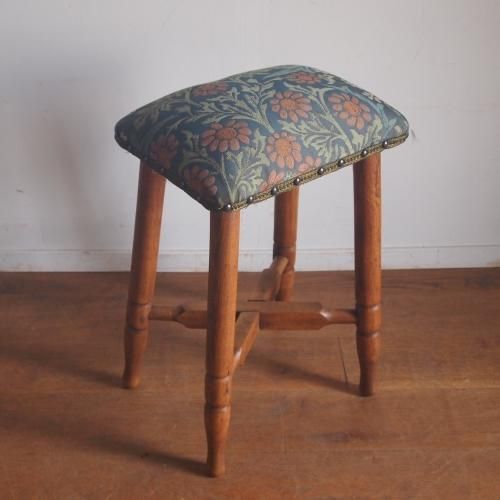 ġ/William Morris/blackthone