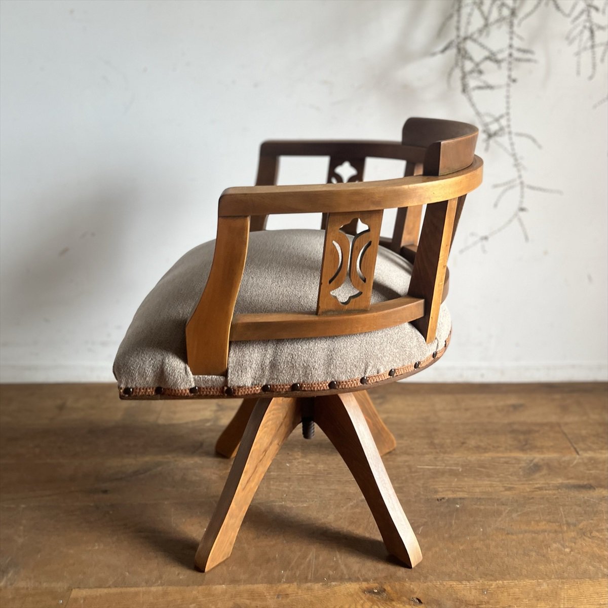 古い木製の丸椅子 アンティーク 古物椅子 丸椅子 古い椅子-