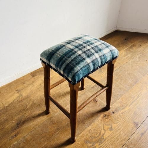 <img class='new_mark_img1' src='https://img.shop-pro.jp/img/new/icons14.gif' style='border:none;display:inline;margin:0px;padding:0px;width:auto;' />ブナの角スツール/サンダーソン/ブルー