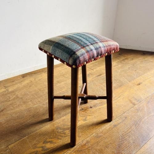 <img class='new_mark_img1' src='https://img.shop-pro.jp/img/new/icons14.gif' style='border:none;display:inline;margin:0px;padding:0px;width:auto;' />ブナの角スツール/サンダーソン/レッド