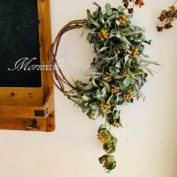 山帰来とアルビフローラのリースと針葉樹とユーカリを紡いだ香り豊かなリース 山帰来とアルビフローラのリースと針葉樹とユーカリを紡いだ香り豊かな
