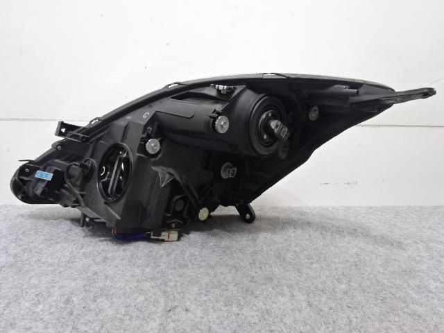 アイシス ZGM10/ANM10 右ヘッドライト/ランプ ハロゲン