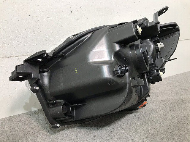 パッソ M700A/M710A 純正 右ヘッドライト/ランプ ハロゲン レベライザー KOITO 100-69026 81110-B1400  トヨタ(105083)