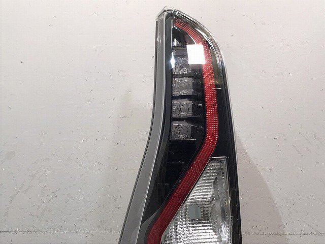 セレナ ハイウェイスター／Ｃ２７ 純正 後期 左テールランプ ＬＥＤ ２２０－２３７８６ ２６５５９－５ＴＴ０Ａ （１２２２０６）