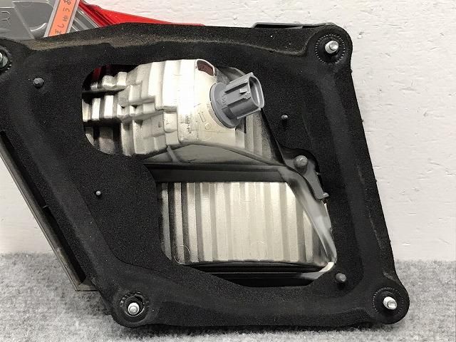 フーガ Y51/KNY51/KY51/HY51 純正 前期 右 テールランプ フーガ Y51/KNY51/KY51/HY51 純正 前期 右 テールランプ