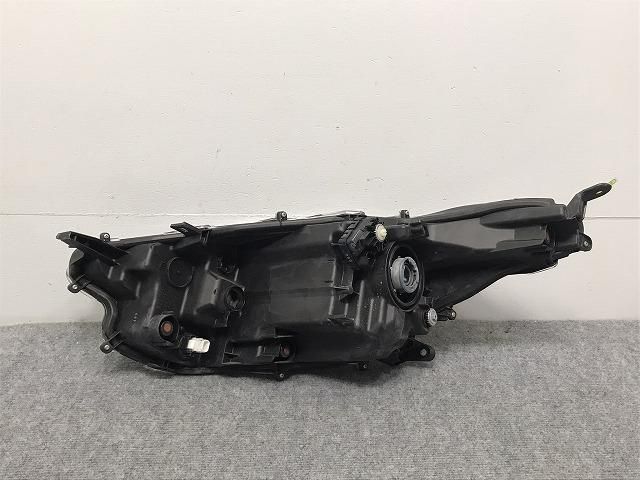 トヨタ ヤリス MXPA10 純正 ヘッドライト ハロゲン KOITO 片側 トヨタ ヤリス MXPA10 純正 ヘッドライト ハロゲン KOITO 片側