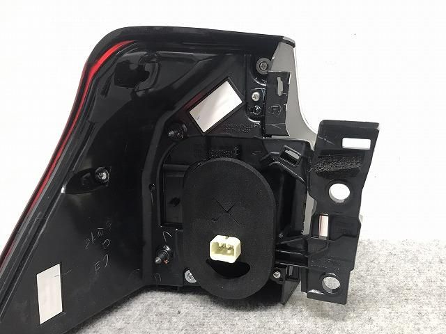 レクサスLX570純正テールランプ右