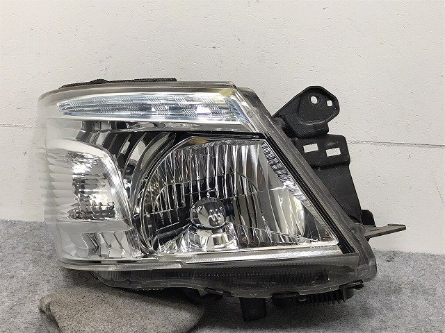 キャラバン NV350 E26 純正 前期 右 ヘッドライト/ランプ キセノン HID