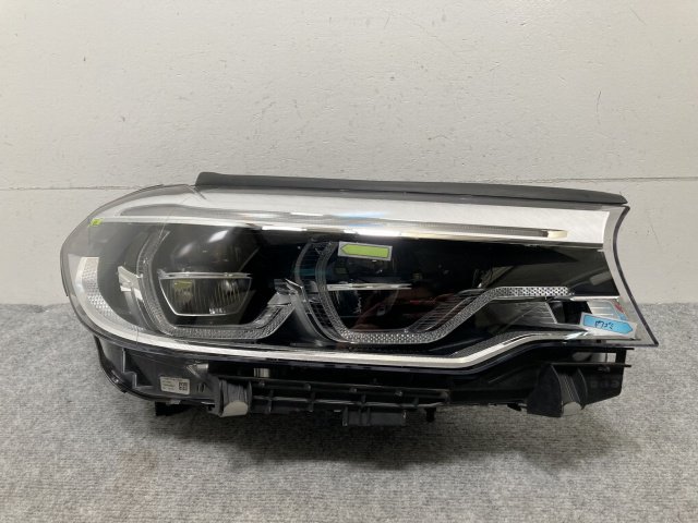 ジャンク!5シリーズ G30/G31 純正 右 ヘッドライト/ランプ LED 7439196-04 BMW(135628)