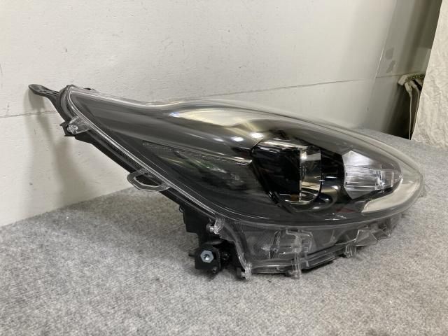 アクア/AQUA NHP10 純正 後期 右 ヘッドライト/ランプ LED