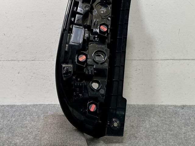 シエンタ　LEDテールランプ 右 トヨタ シエンタ ハイブリッド NSP170 後期 純正 テールランプ