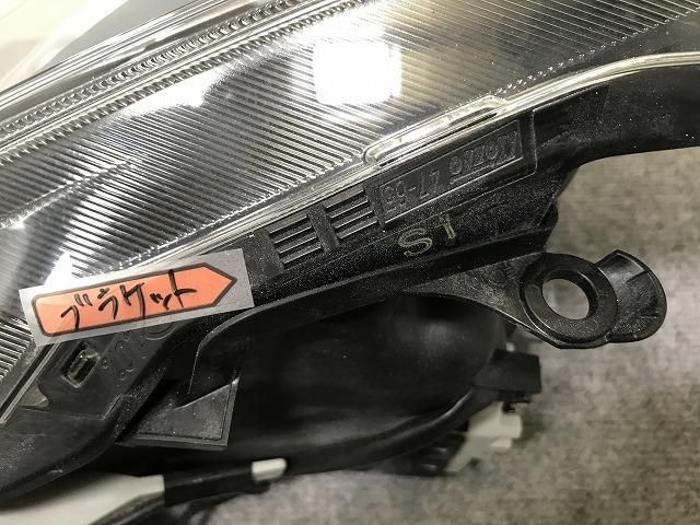 トヨタ純正ヘッドライト　プリウスZVW41 トヨタ 純正 プリウスアルファ 《 ZVW41W 》 右ヘッドライト