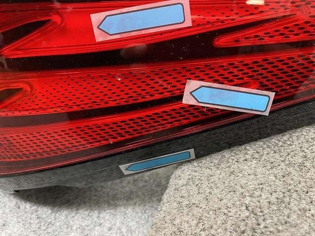 トヨタアルファード40系右テールランプ 81551-V2030