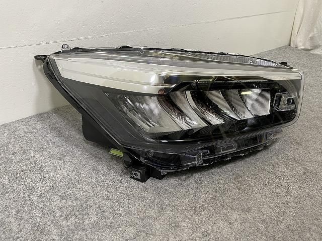 右未使用にちかい　ライズ　 ヘッドライト　81110-B1710 新車外し品】トヨタ ライズ 純正 LED ヘッドライト 右側 1点