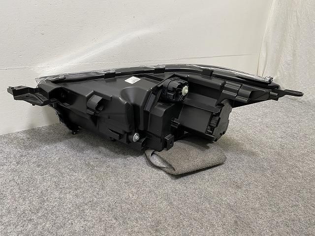 右未使用にちかい　ライズ　 ヘッドライト　81110-B1710 新車外し品】トヨタ ライズ 純正 LED ヘッドライト 右側 1点