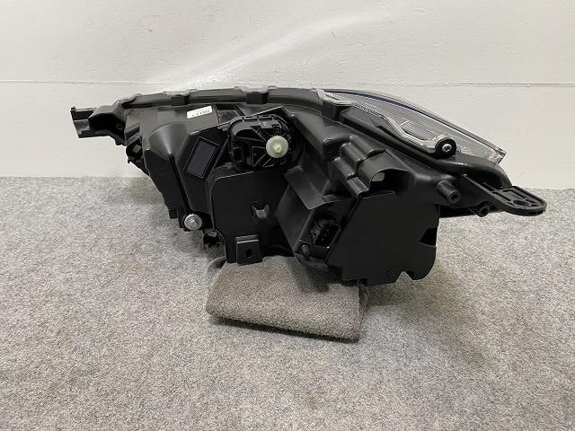 右未使用にちかい　ライズ　 ヘッドライト　81110-B1710 新車外し品】トヨタ ライズ 純正 LED ヘッドライト 右側 1点