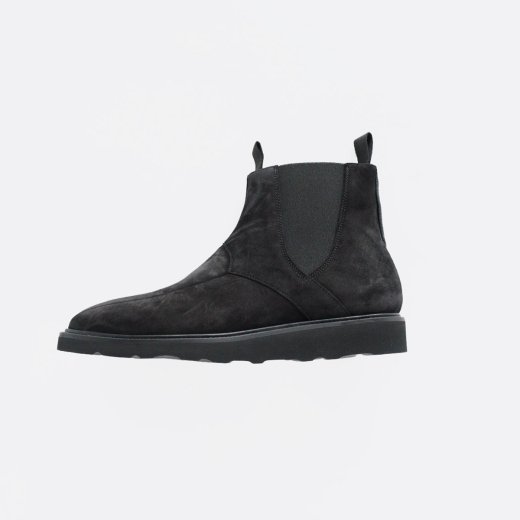 <img class='new_mark_img1' src='https://img.shop-pro.jp/img/new/icons1.gif' style='border:none;display:inline;margin:0px;padding:0px;width:auto;' />SQUARE TOE CHELSEA BOOT - SUEDE