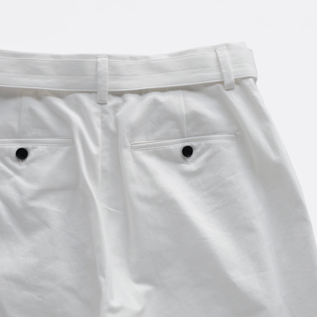 一部予約！ WIRROW Cotton chino belted tuck pants | rpagrimensura