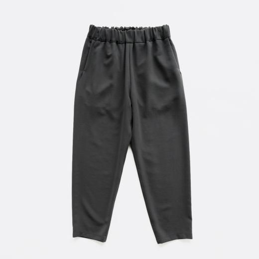 <img class='new_mark_img1' src='https://img.shop-pro.jp/img/new/icons1.gif' style='border:none;display:inline;margin:0px;padding:0px;width:auto;' />POLYESTER DRAPE KARSEY TAPERED PANTS