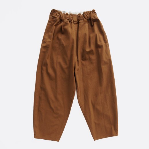 <img class='new_mark_img1' src='https://img.shop-pro.jp/img/new/icons1.gif' style='border:none;display:inline;margin:0px;padding:0px;width:auto;' />HIGH TWISTED COTTON SERGE CLOTH TAPERED PANTS