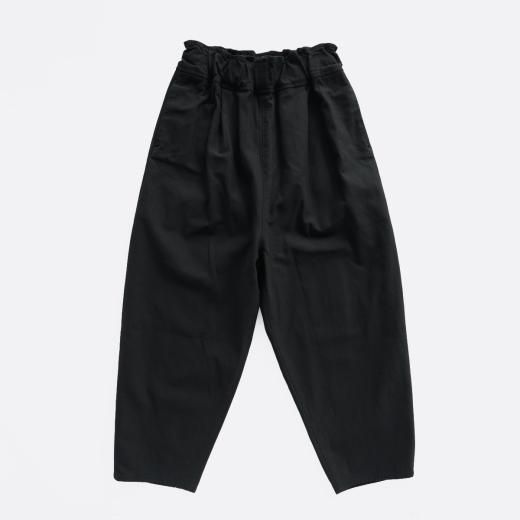<img class='new_mark_img1' src='https://img.shop-pro.jp/img/new/icons1.gif' style='border:none;display:inline;margin:0px;padding:0px;width:auto;' />HIGH TWISTED COTTON SERGE CLOTH TAPERED PANTS 