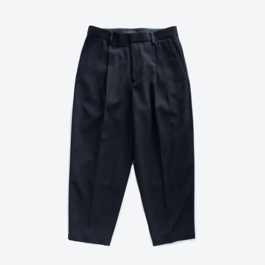 <img class='new_mark_img1' src='https://img.shop-pro.jp/img/new/icons1.gif' style='border:none;display:inline;margin:0px;padding:0px;width:auto;' />WOOL SERGE CROPPED SLACKS