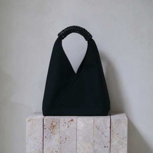 <img class='new_mark_img1' src='https://img.shop-pro.jp/img/new/icons1.gif' style='border:none;display:inline;margin:0px;padding:0px;width:auto;' />WOVEN TRIANGLE BAG 36