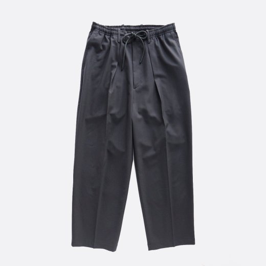 <img class='new_mark_img1' src='https://img.shop-pro.jp/img/new/icons1.gif' style='border:none;display:inline;margin:0px;padding:0px;width:auto;' />CLASSIC FIT EASY TROUSERS