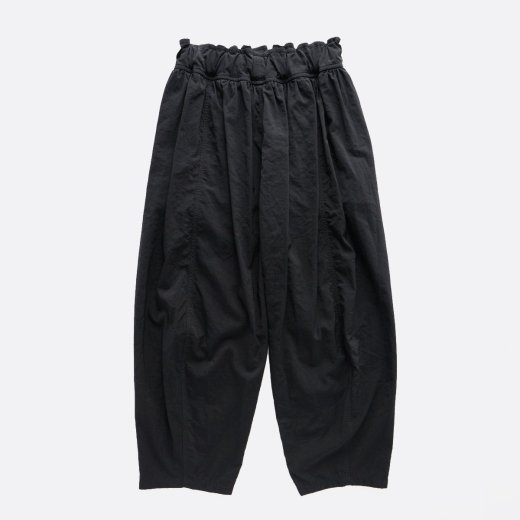 <img class='new_mark_img1' src='https://img.shop-pro.jp/img/new/icons1.gif' style='border:none;display:inline;margin:0px;padding:0px;width:auto;' />AIR TEXTURED NYLON YARN MATTE OX CLOTH VOLUME TAPERED PANTS