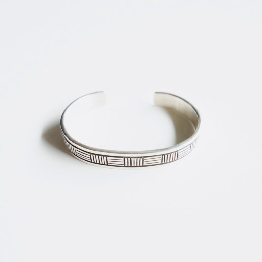 <img class='new_mark_img1' src='https://img.shop-pro.jp/img/new/icons1.gif' style='border:none;display:inline;margin:0px;padding:0px;width:auto;' />NAVAJO SILVER BANGLE
