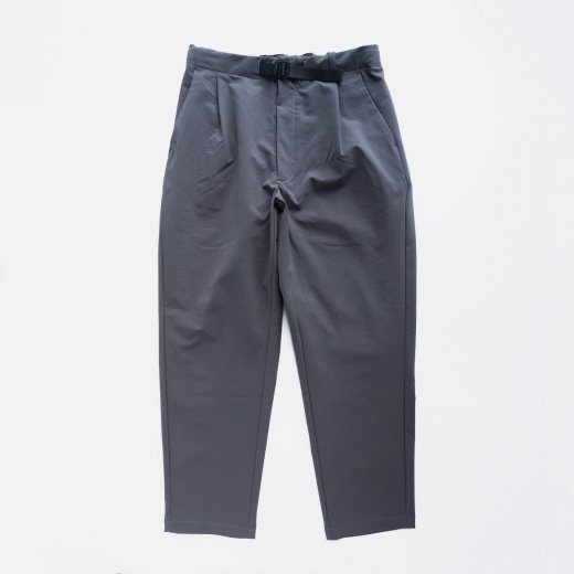 <img class='new_mark_img1' src='https://img.shop-pro.jp/img/new/icons1.gif' style='border:none;display:inline;margin:0px;padding:0px;width:auto;' />ONE TUCK TAPERED STRETCH PANTS