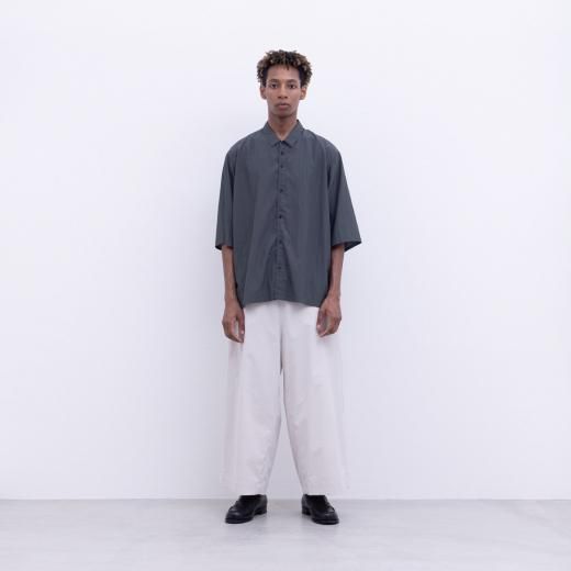 <img class='new_mark_img1' src='https://img.shop-pro.jp/img/new/icons1.gif' style='border:none;display:inline;margin:0px;padding:0px;width:auto;' />VISCOSE & NYLON LIGHT POPLIN LOOSE FIT SHIRT (MID GREY)