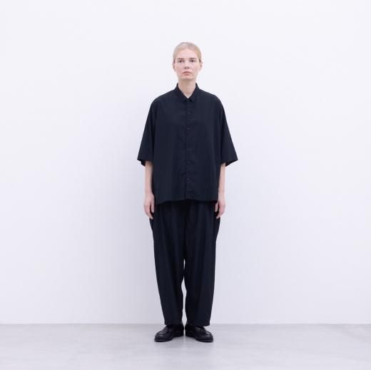 <img class='new_mark_img1' src='https://img.shop-pro.jp/img/new/icons1.gif' style='border:none;display:inline;margin:0px;padding:0px;width:auto;' />VISCOSE & NYLON LIGHT POPLIN LOOSE FIT SHIRT (BLACK)