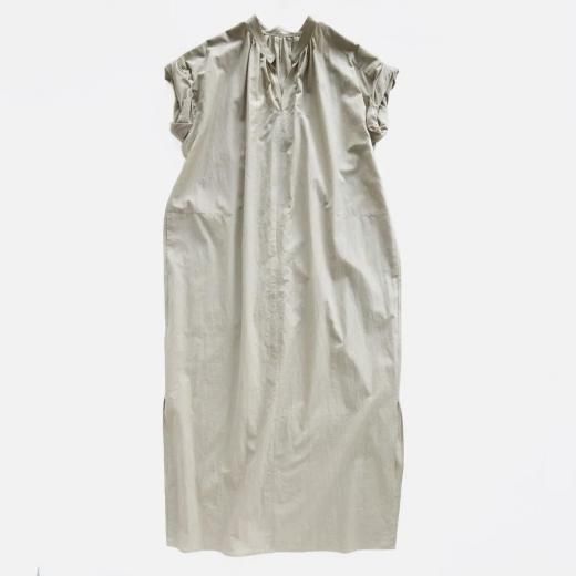 <img class='new_mark_img1' src='https://img.shop-pro.jp/img/new/icons1.gif' style='border:none;display:inline;margin:0px;padding:0px;width:auto;' />COTTON LAWN TWIST FRENCHSLEEVE DRESS