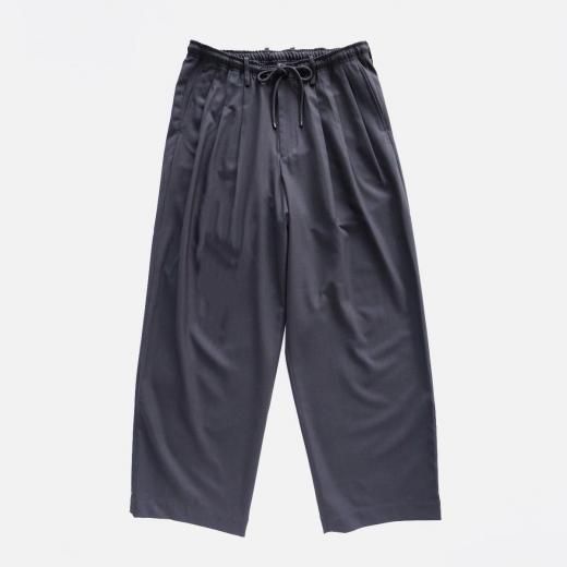 <img class='new_mark_img1' src='https://img.shop-pro.jp/img/new/icons1.gif' style='border:none;display:inline;margin:0px;padding:0px;width:auto;' />ORGANIC WOOL 2/80 TROPICAL TRIPLE PLEATED EASY TROUSERS