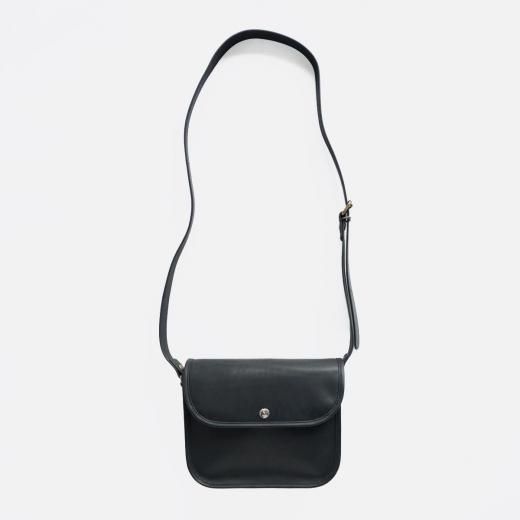 <img class='new_mark_img1' src='https://img.shop-pro.jp/img/new/icons1.gif' style='border:none;display:inline;margin:0px;padding:0px;width:auto;' />OILED COW LEATHER FLAP MINI SHOULDER BAG BAG72
