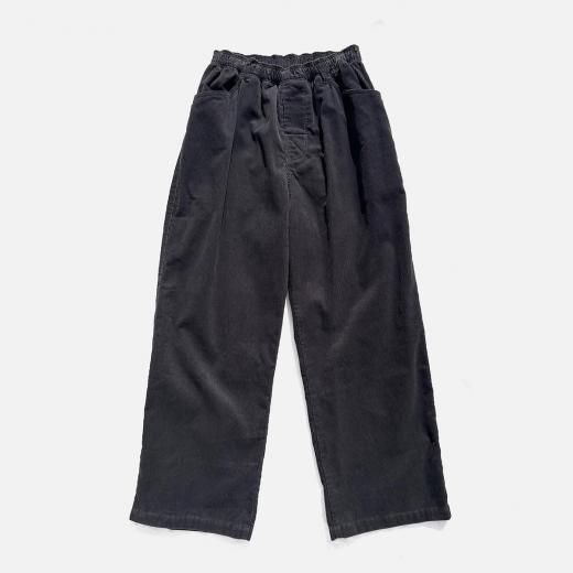<img class='new_mark_img1' src='https://img.shop-pro.jp/img/new/icons1.gif' style='border:none;display:inline;margin:0px;padding:0px;width:auto;' />STRAIGHT CORDS SLACKS